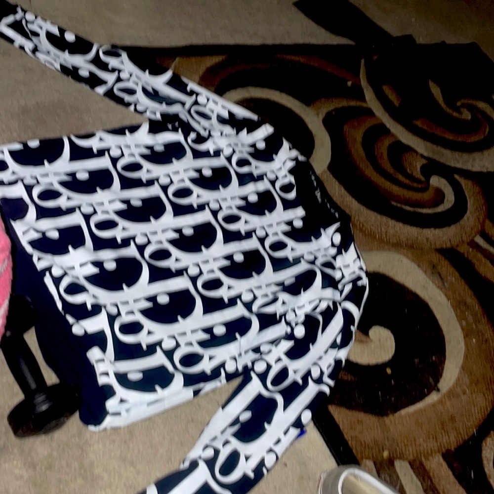 I’m selling this Dior pull over simply because it has been worn once